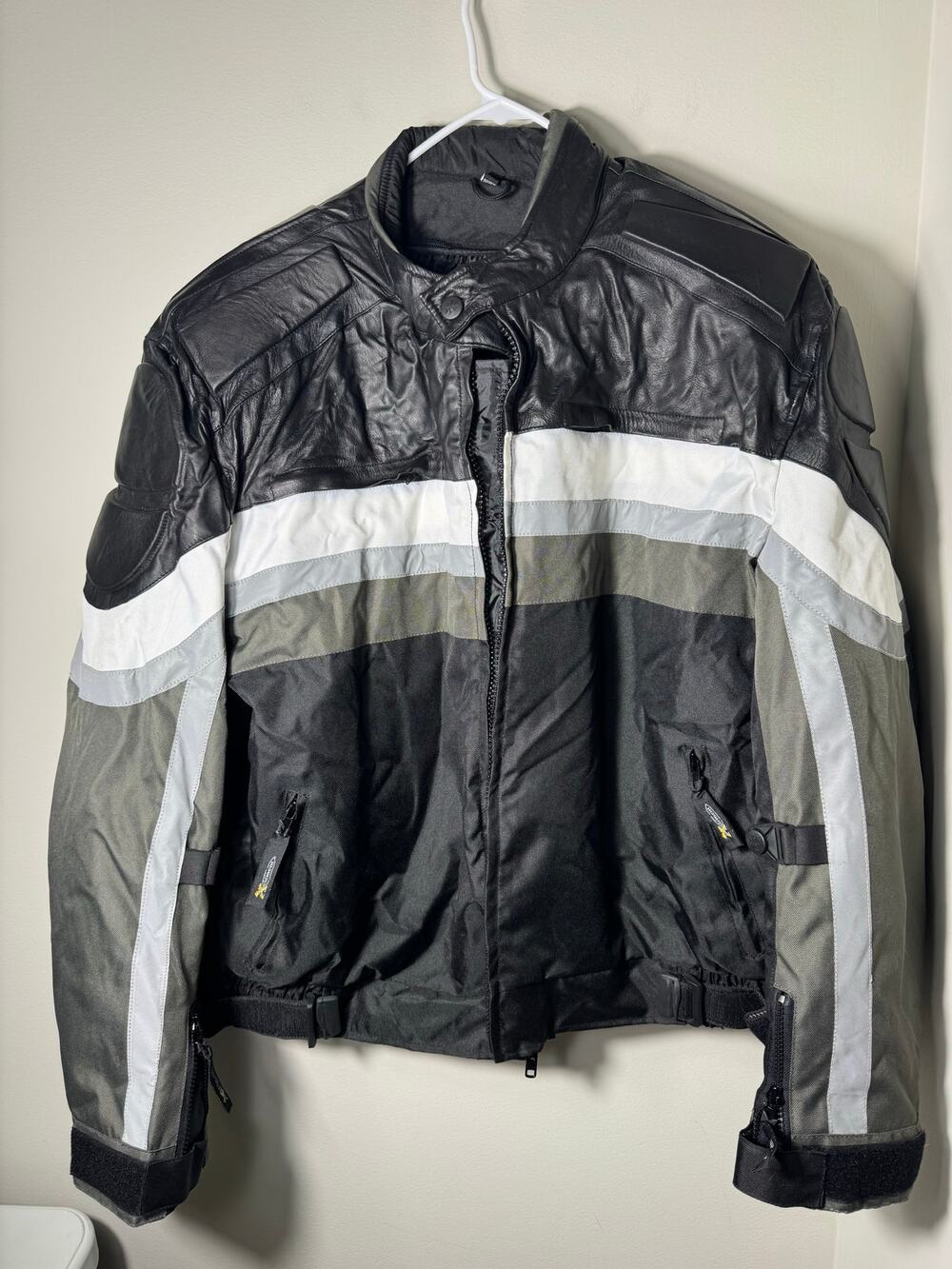 XELEMENT CF-330 Black & White Leather Motorcycle Jacket Zip Out Liner 3XL